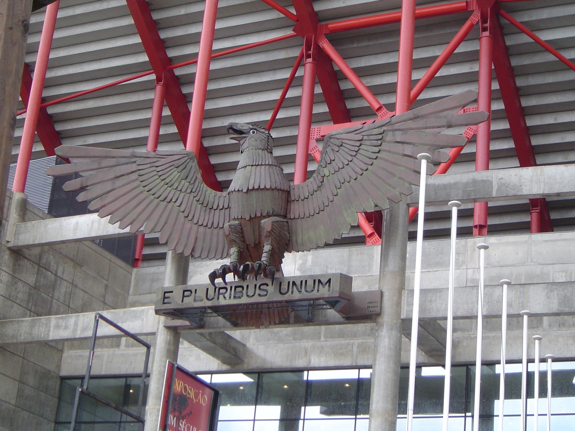 PETA pede 'reforma' para águia do Benfica: «Para quem gosta de