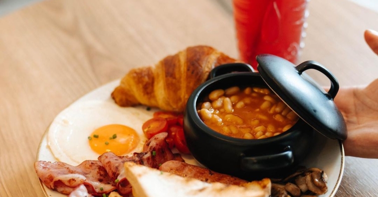 O típico pequeno almoço inglês marca presença