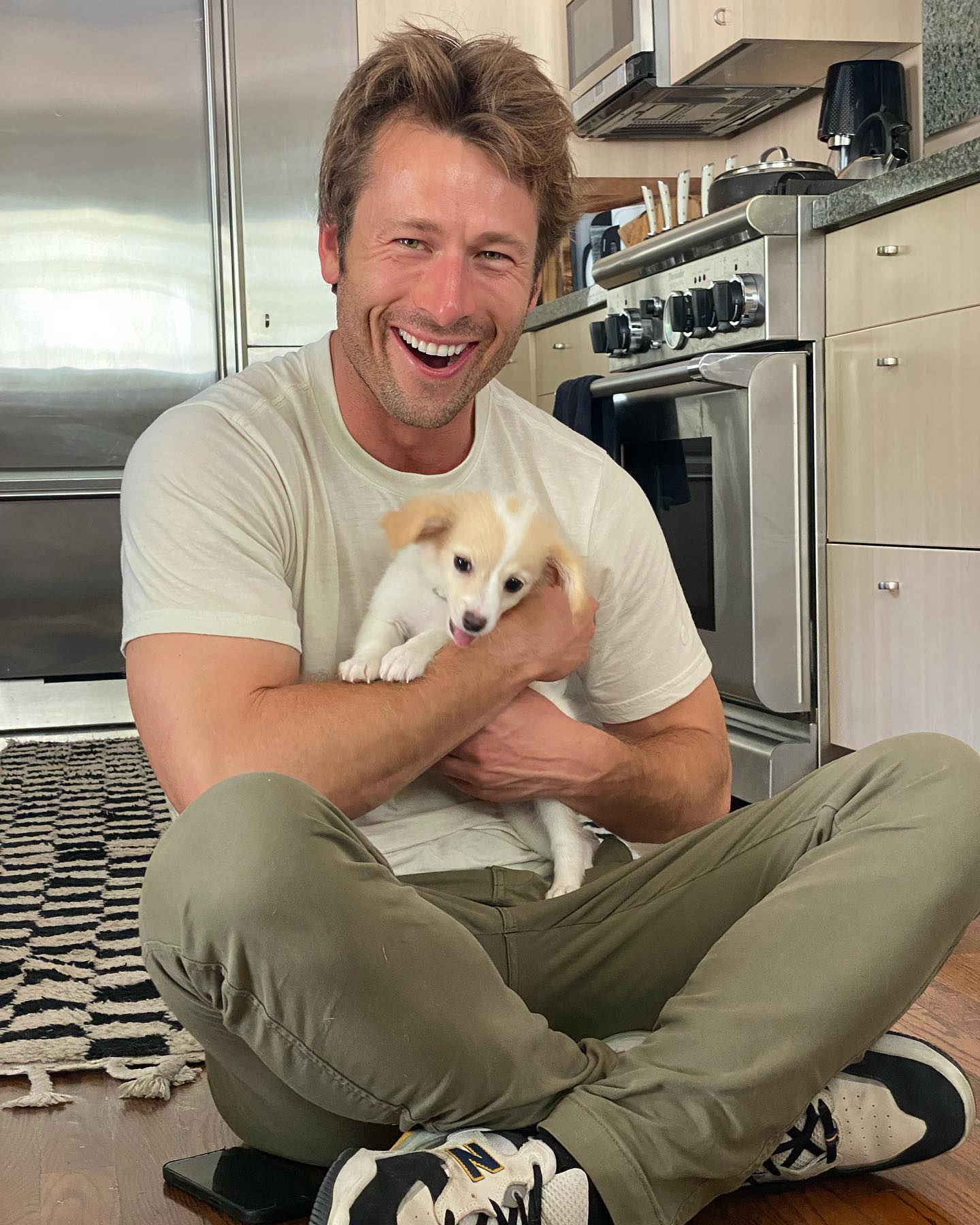 Brisket: o cão de Glen Powell que já é mais famoso do que o dono – PiT