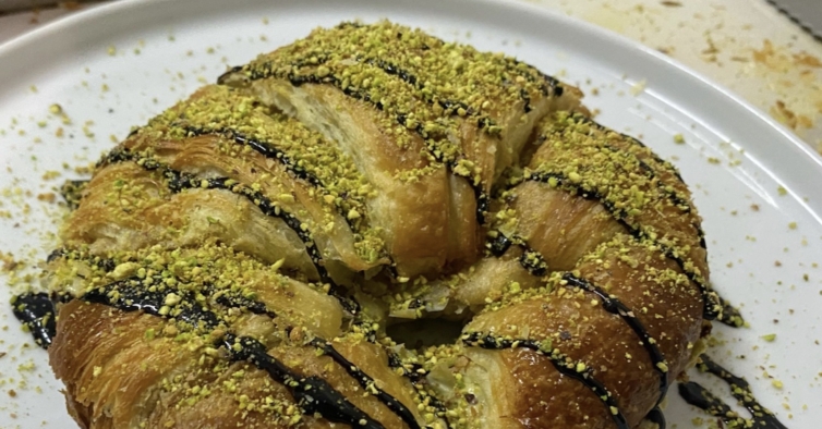 A pastelaria pet friendly da Amadora vende 100 croissants do Dubai num só dia